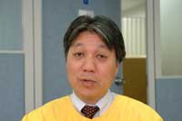 ����E����